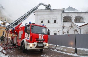 
        «Забросил воспламеняющиеся вещества через слуховое окно»
    