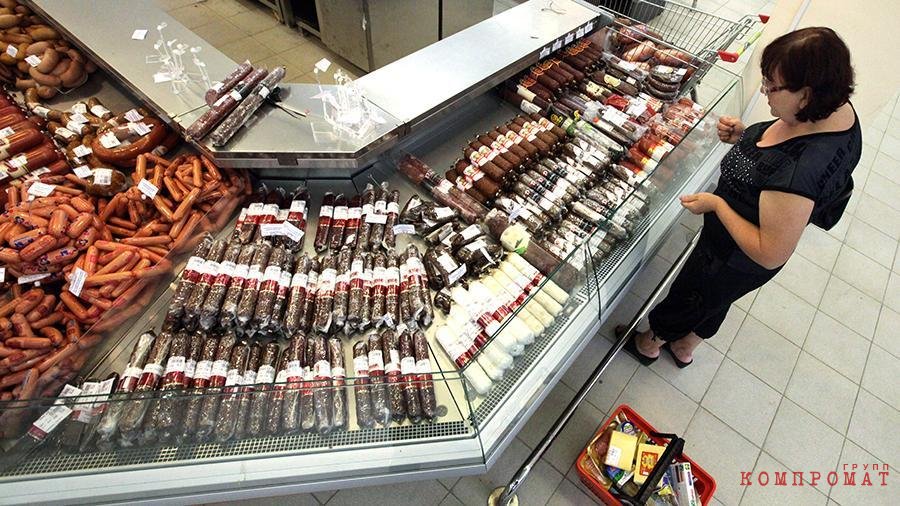 
        Запрещённый в РФ «мясной клей» производители добавляют в сосиски, колбасы и творог
    