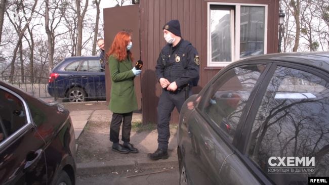 «Схеми» намагалися з’ясували в службовців Нацгвардії, чи лише співробітники МОЗ можуть користуватися його закритою парковкою