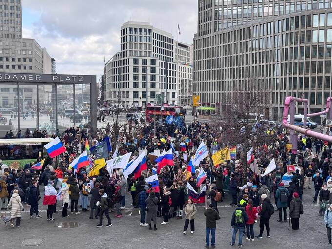 Марш российской оппозиции в Берлине: участники скандируют «Россия без Путина»