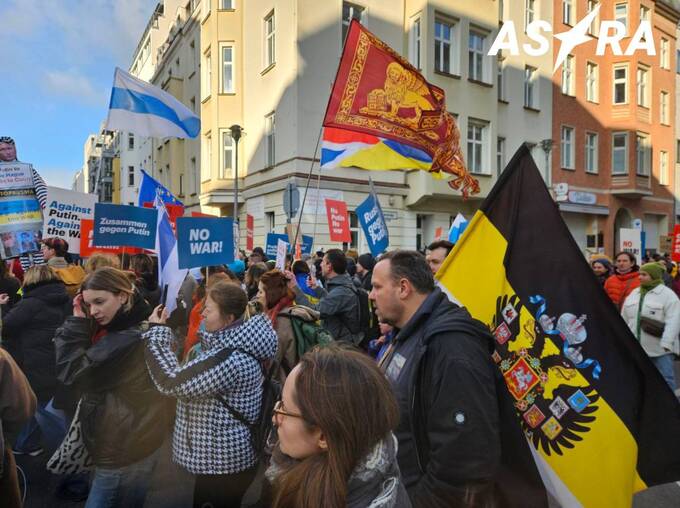 Марш российской оппозиции в Берлине: участники скандируют «Россия без Путина»