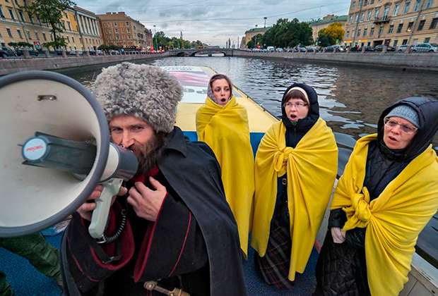 Крестный ход по рекам и каналам Санкт-Петербурга в поддержку общероссийского сбора подписей за запрет абортов